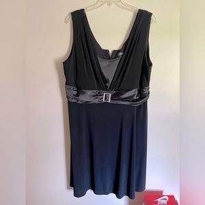 Black dress sz 22W. Zip up back.